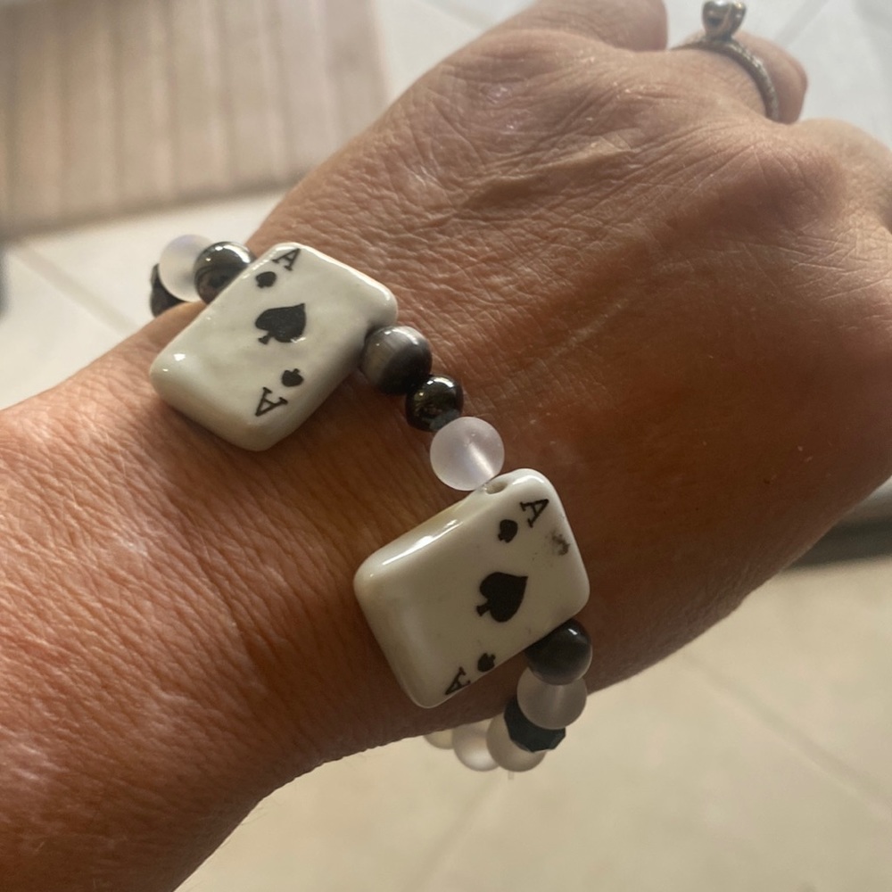 Men or women’s glass beaded bracelet with aces. How many illuminating glass be
